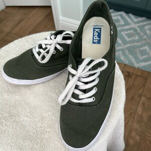 Dark green Keds champion